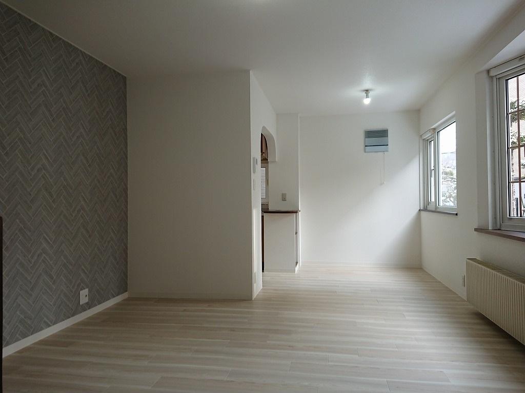 テレビ設置位置を変更し、見せ場の大きな壁にはクロスの貼り分けを施ししました。