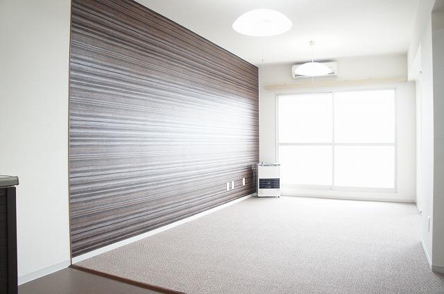 リビングの見せ場にはクロスではなく、木目のシートをはりました。下地処理が大変でしたが、仕上がりはとてもよいです。