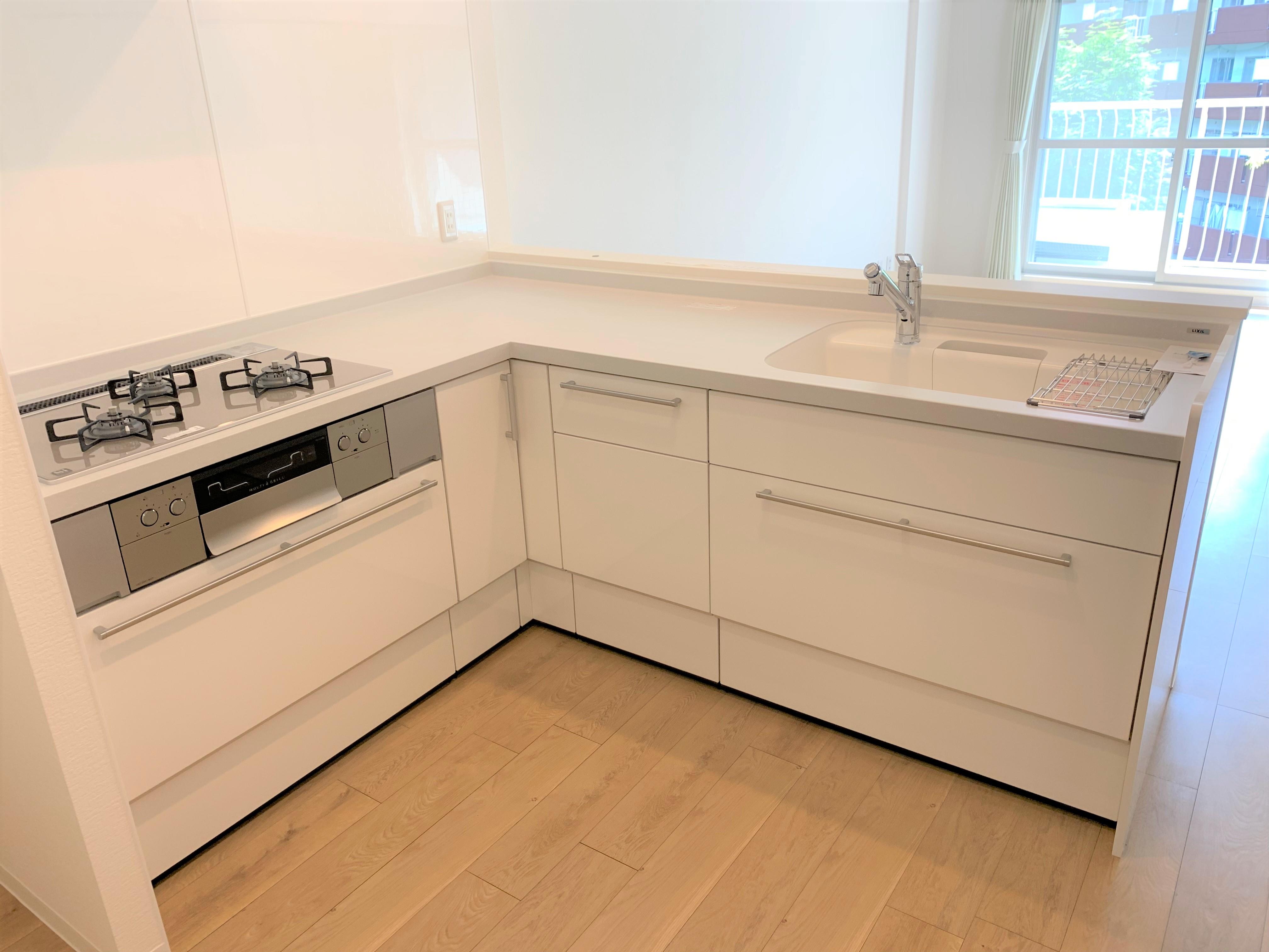 【キッチン】もともと壁付けだったキッチンをL字型の対面キッチンへ変更いたしました。