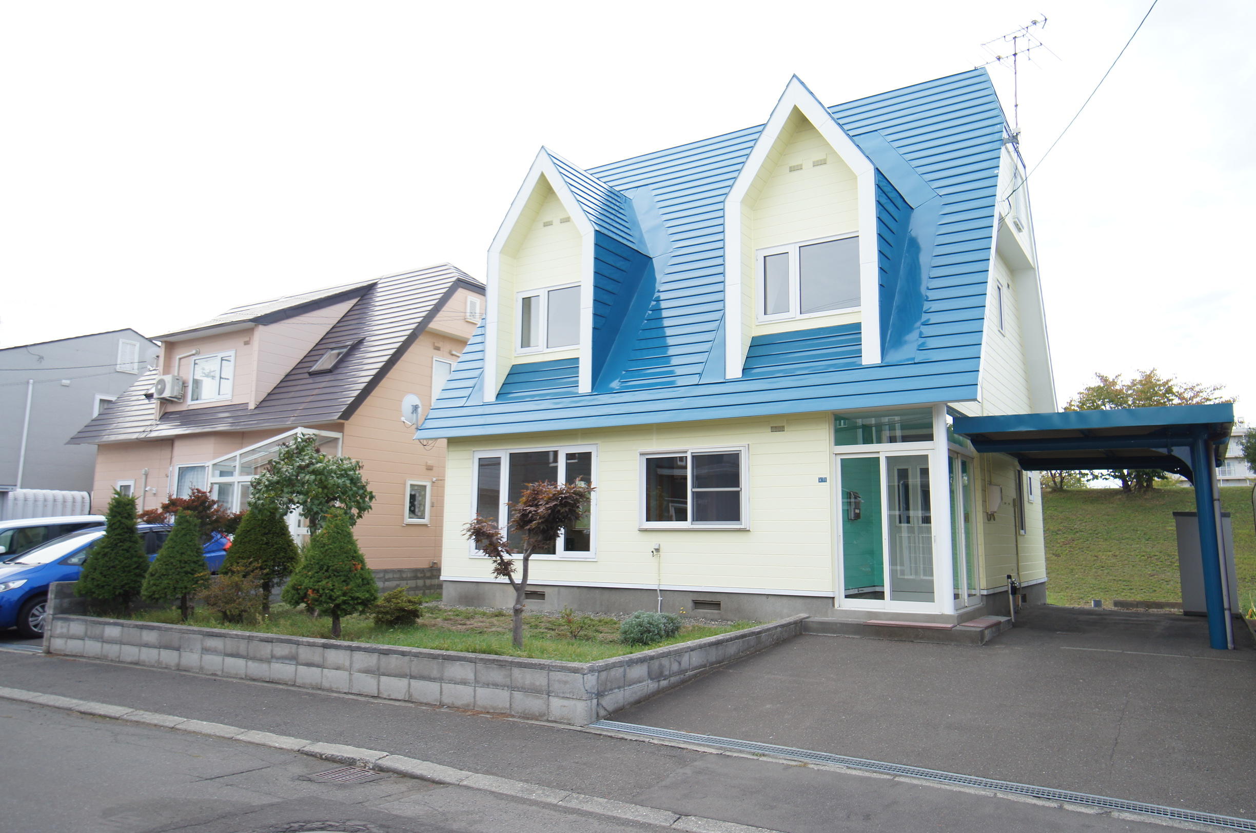 かわいらしい外観に合わせて、明るいブルーで屋根塗装をしました！