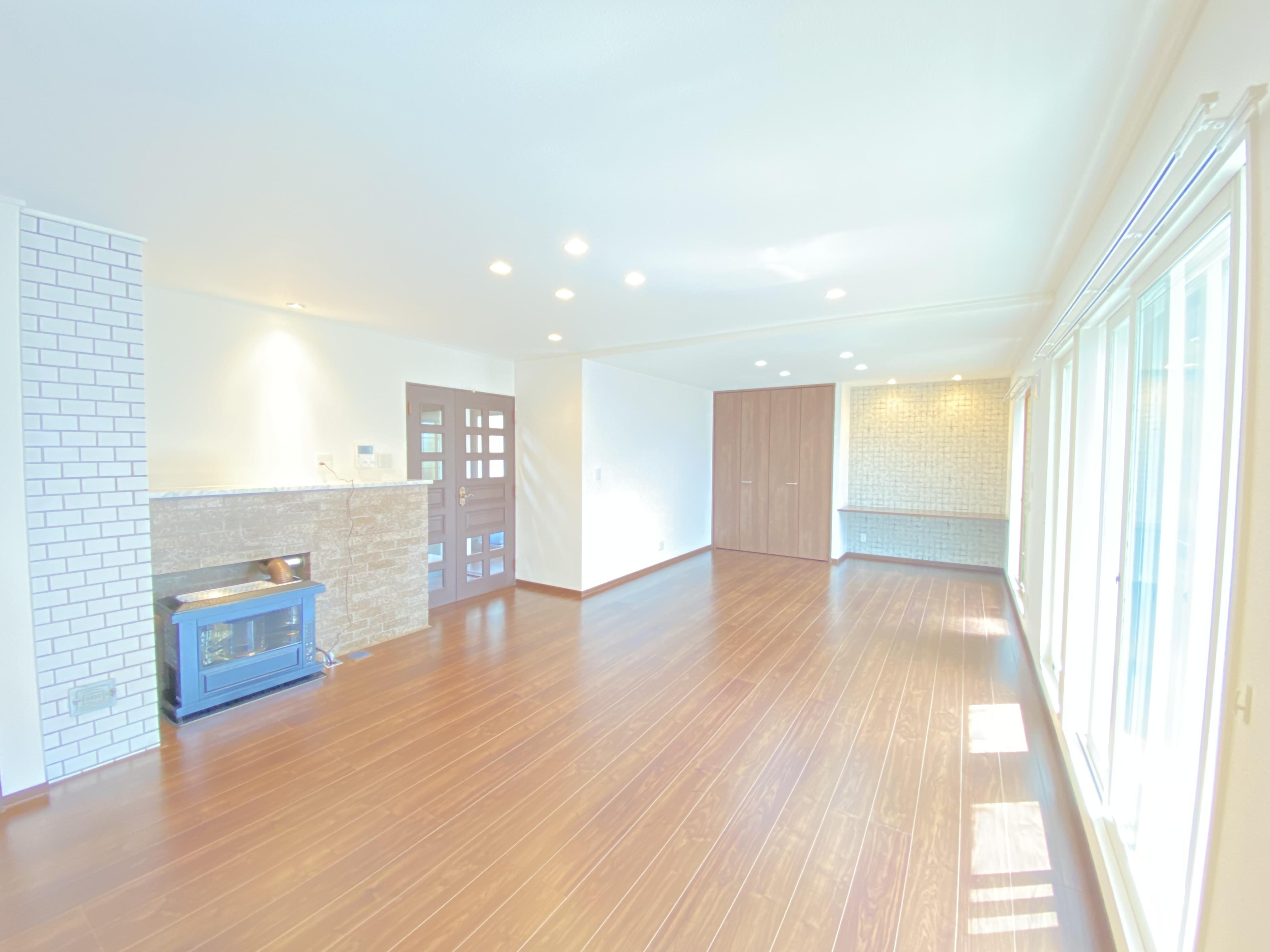 【リビング】もともとリビング横にあった和室を解体し広々としたリビングへ。