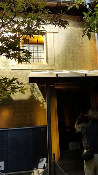 金の建物.JPG
