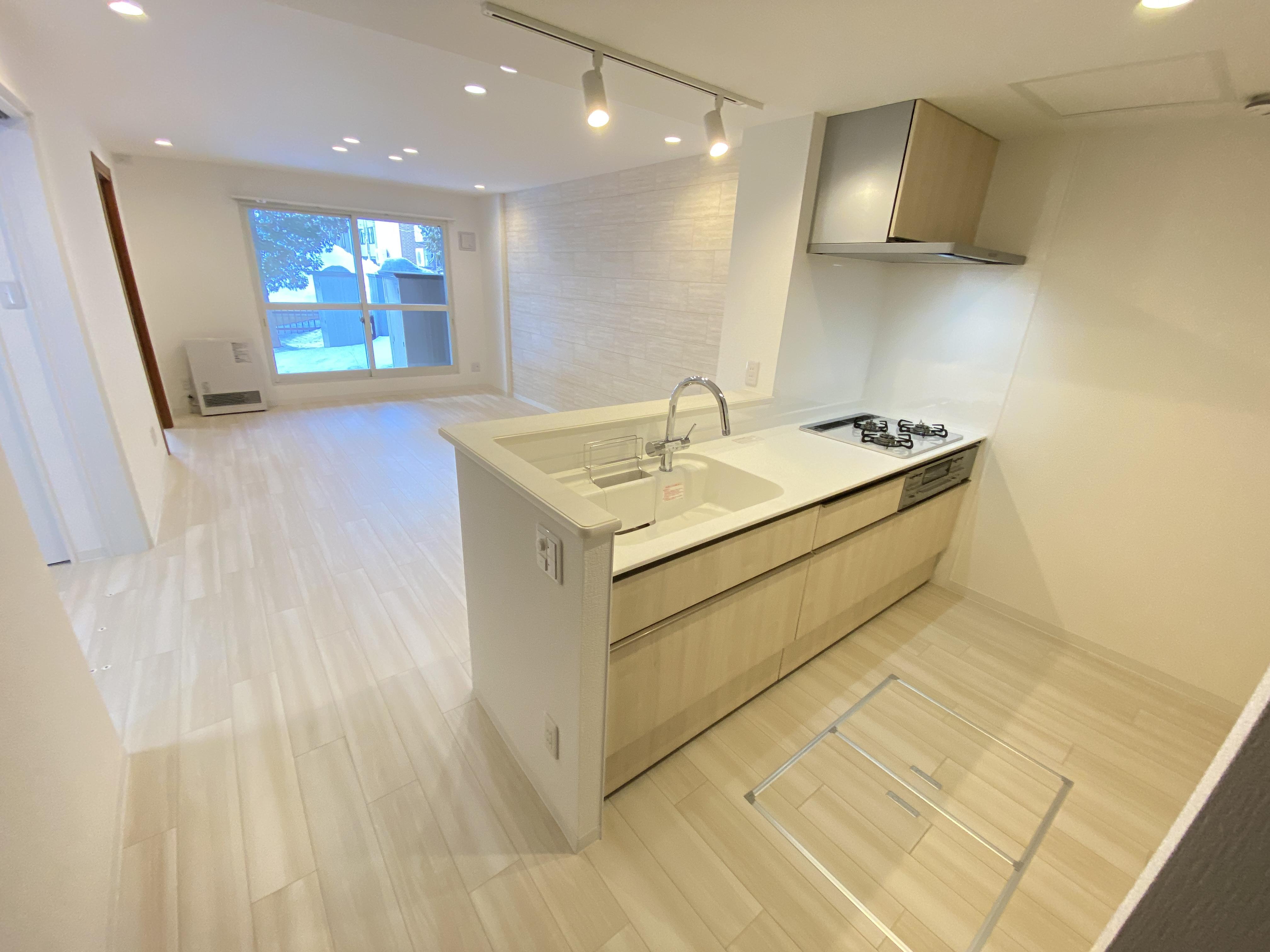 キッチンの天井高をフラットにし、リビングとの一体感を出すため、オープンキッチンへ変更