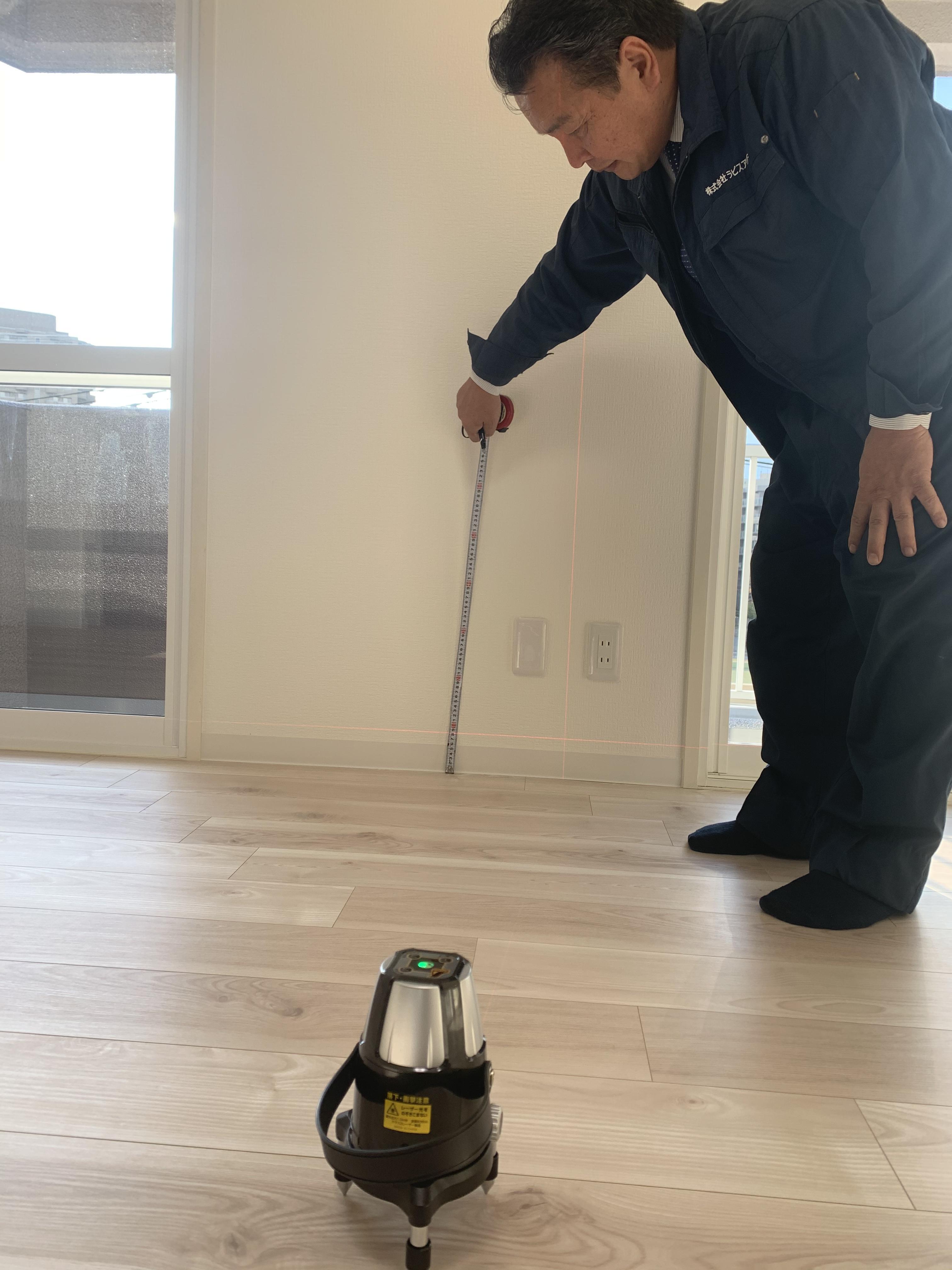 全ての居室の床レベル測定を行います。レーザー墨出器などを利用し360°の壁で測定します。